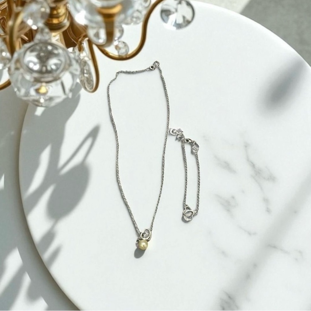 Chic Silver Necklace with Pearl Accent